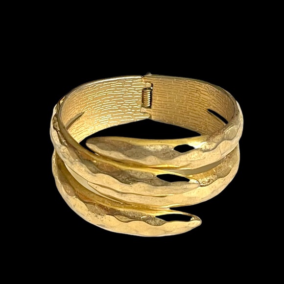 Vintage Hammered Gold Tone Claw Clamper Bracelet - Picture 1 of 8